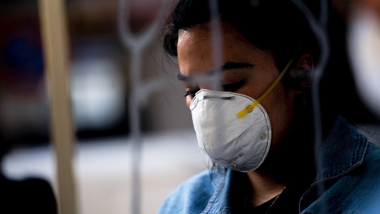 Nawet co czwarta osoba zakażona koronawirusem może nie wykazywać żadnych objawów (fot. Carlos Gil/SOPA Images/LightRocket via Getty Images)