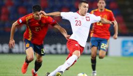 Konrad Michalak w starciu z Federico Chiesą (fot. Getty Images)