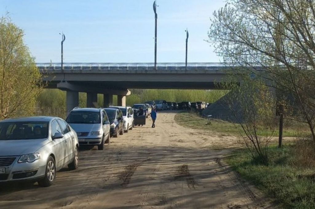 Чарга легкавікоў да зоны чакання памежнага перахода «Варшаўскі мост». 7 красавіка 2024 года. (Фота: «ГраницаBY Беларусь-ЕС» / Telegram)