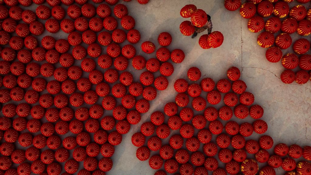 Wioska Tuntou zwiększyła produkcję czerwonych latarni na potrzeby obchodów chińskiego święta. Fot. Kevin Frayer/Getty Images