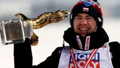 Kamil Stoch ze Złotym Orłem (fot. PAP)