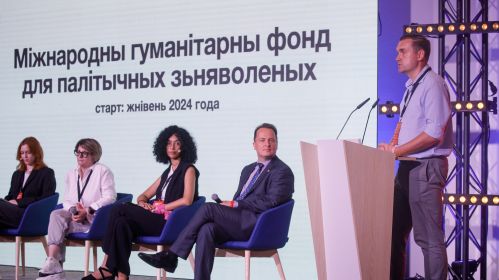 Руководитель BYSOL Андрей Стрижак выступает на конференции «Новая Беларусь» в Вильнюсе, Литва. 4 августа 2024 года. Фото: Белсат