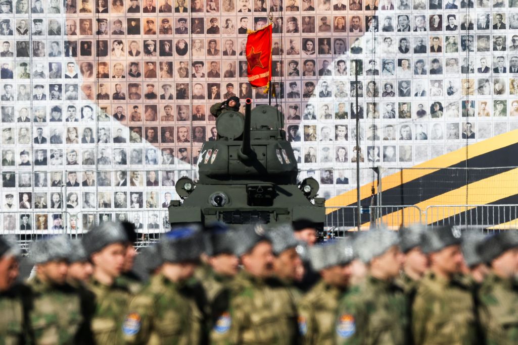 Расейскі танк Т-34 на рэпетыцыі вайсковага параду да Дня Перамогі на Палацавай плошчы ў Санкт-Пецярбургу, Расея. 3 траўня 2025 года. Фота: Artem Priakhin / SOPA Images / LightRocket via Getty Images