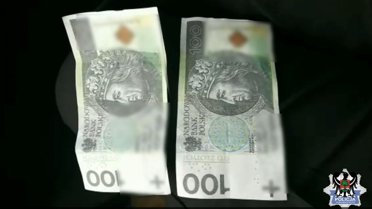 Podrobione setki miały m.in. ten sam numer banknotu (fot. KMP w Wałbrzychu) Podrobione setki miały m.in. ten sam numer banknotu (fot. KMP w Wałbrzychu)