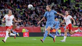 Polki bezbramkowo zremisowały z Holenderkami (fot. Getty) Zdjęcie z meczu piłki nożnej kobiet. Reprezentantka Polski (w białej koszulce z orłem i czerwonych spodenkach) walczy o piłkę z zawodniczką Holandii (w niebieskiej koszulce z numerem 20) podczas towarzyskiego spotkania, w którym Polki zremisowały 0:0 z Holenderkami po historycznych mistrzostwach Europy (fot. PAP).