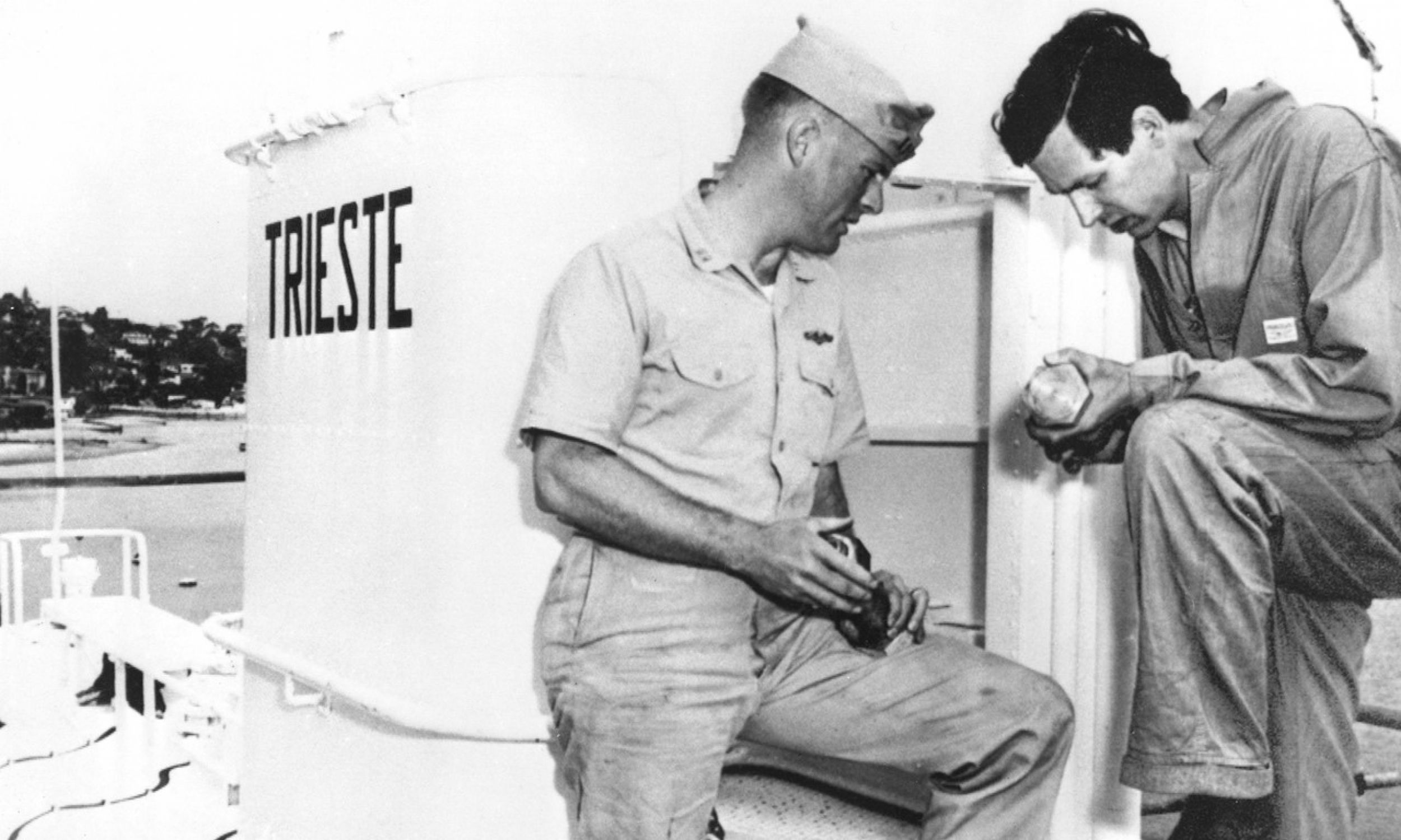 Szwajcarski naukowiec Jacques Piccard i porucznik marynarki wojennej USA Don Walsh na pokładzie batyskafu Trieste, San Diego, Kalifornia 23 stycznia 1960. Fot. Kolekcja archiwów CSU / Everett / Forum