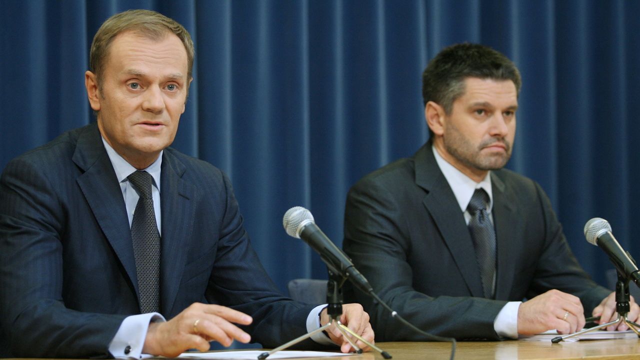 Donald Tusk i Jacek Kapica, rok 2009 (fot. PAP/Radek Pietruszka)