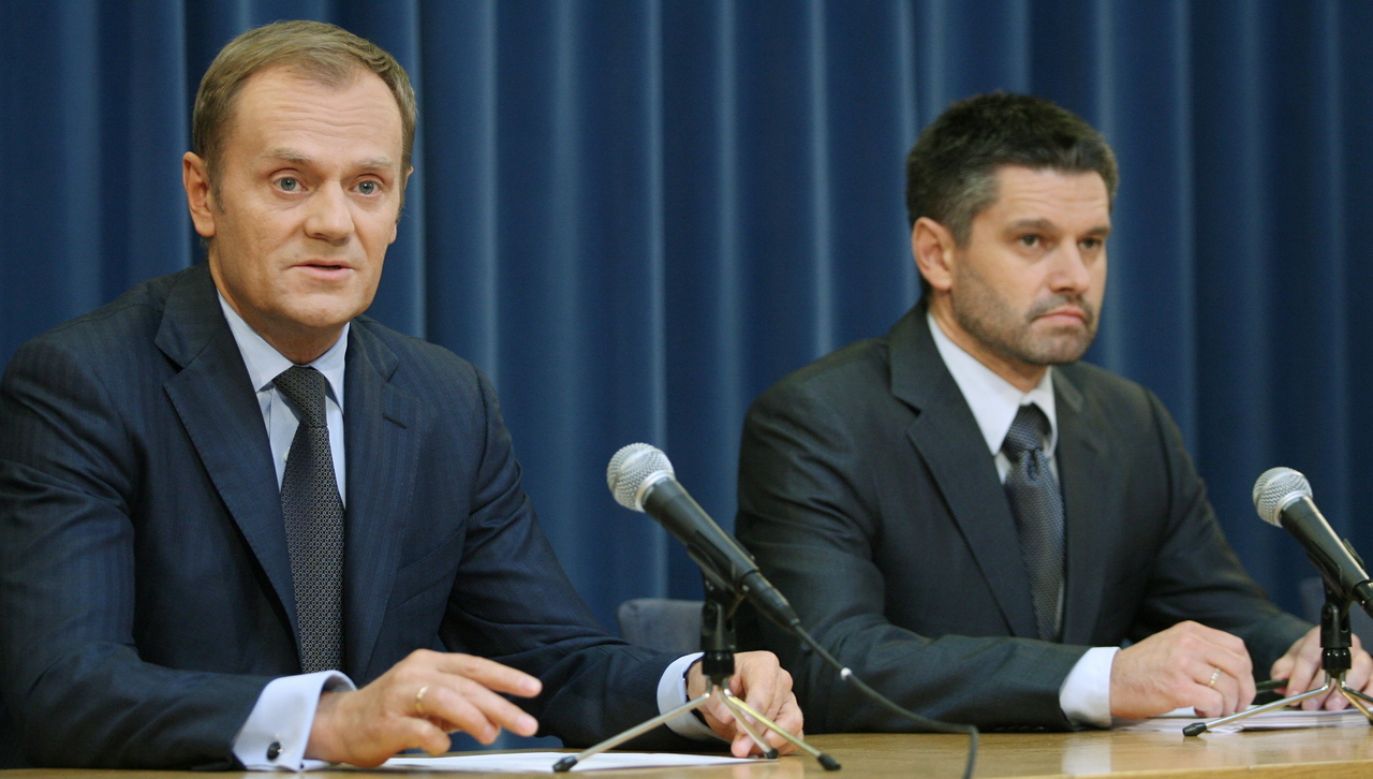Donald Tusk i Jacek Kapica, rok 2009 (fot. PAP/Radek Pietruszka)