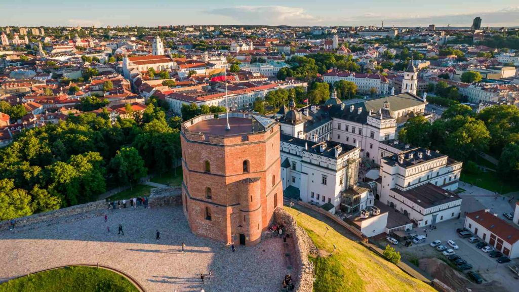 Baszta Giedymina w Wilnie, stolicy Litwy. To jedna z atrakcji kraju, do którego dotrzemy samochodem. Fot. Vaidotas Grybauskas/ Shutterstock