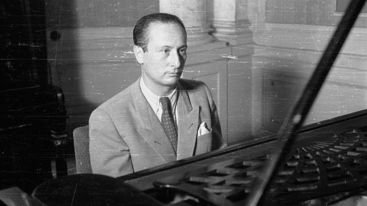 Kompozytor, pianista Władysław Szpilman w siedzibie rozgłośni Polskiego Radia w Warszawie w 1946r. (fot. PAP/Stanislaw Dabrowiecki)
