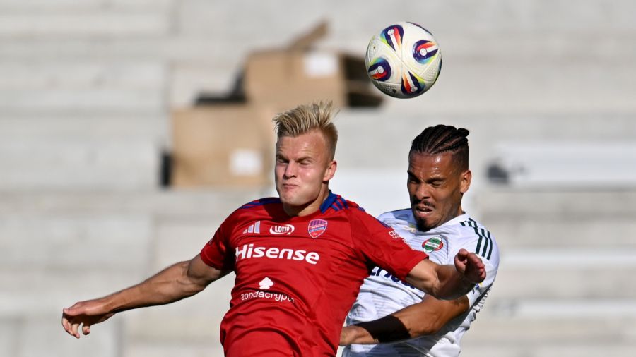 Zawodnik Radomiaka Radom Maurides (P) i Jonatan Braut Brunes (L) z Rakowa Częstochowa podczas meczu 3. kolejki piłkarskiej Ekstraklasy. Fot. PAP/Piotr Polak
