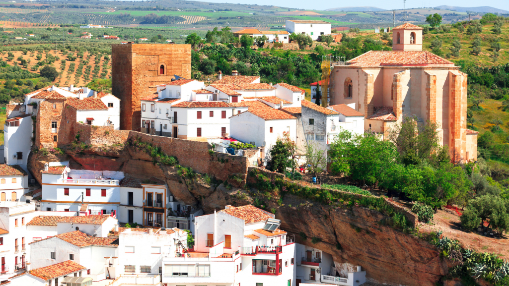 Setenil de las Bodegas to andaluzyjskie miasto wrośnięte w skały. Fot. Canva