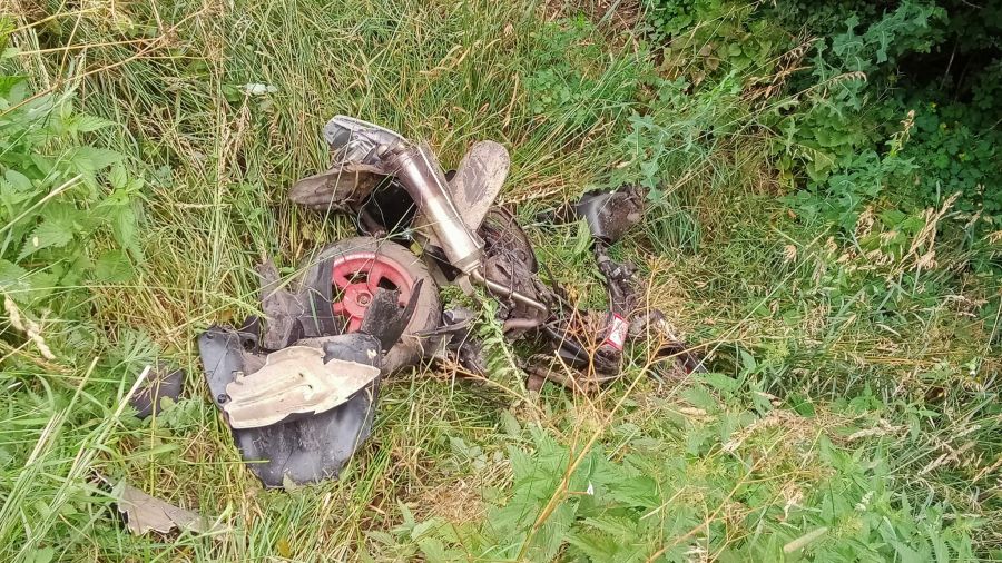 W wypadku ciężko ranny został kierowca motoroweru. Jak informują świadkowie, był on na miejscu reanimowany. Niestety, mimo wysiłków ratowników – mężczyzny nie udało się uratować (fot. OSP Kowalki 519c26)