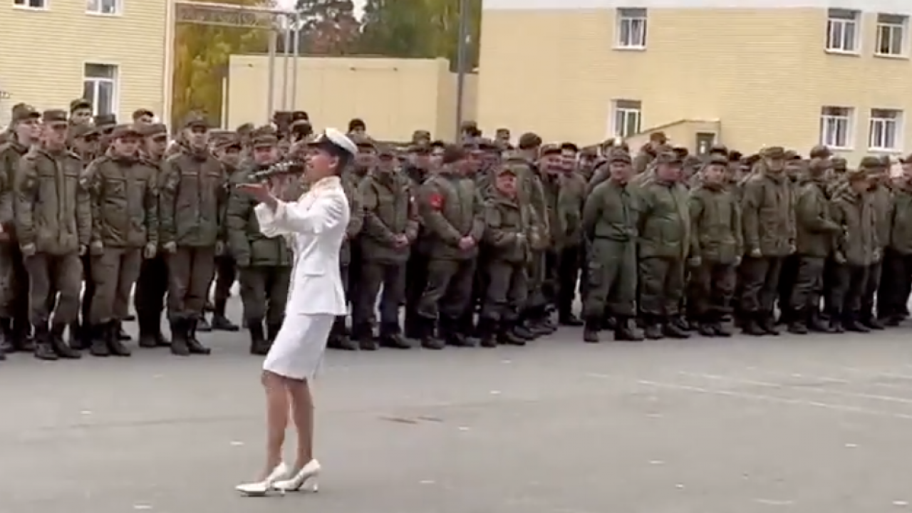 Rosyjscy żołnierze śpiewają „la la la” (fot. twitter.com/TpyxaNews)