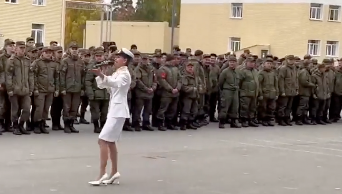 Rosyjscy żołnierze śpiewają „la la la” (fot. twitter.com/TpyxaNews)