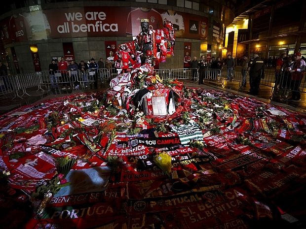 Pomnik Eusebio udekorowany przez fanów