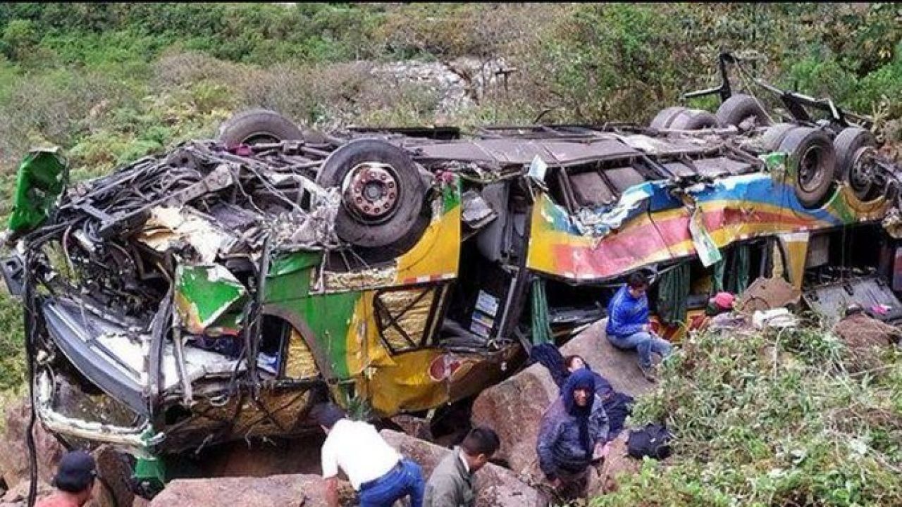 Autokar spadł do wąwozu niedaleko miasta Piura w Peru. (Fot. Twitter/cafenegroportal.com) Autokar spadł do wąwozu niedaleko miasta Piura w Peru. (Fot. Twitter/cafenegroportal.com)