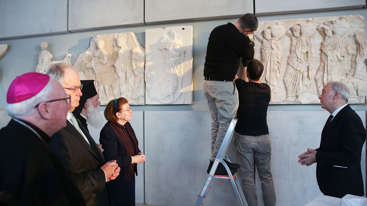 Ceremonia przekazania odbyła się w Muzeum Akropolu (fot. Costas Baltas/Anadolu Agency via Getty Images)