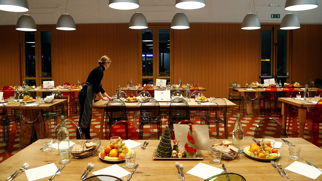Przygotowania do świątecznej wieczerzy w mediolańskiej restauracji Refettorio Ambrosiano (fot. REUTERS/Alessandro Garofalo) Przygotowania do świątecznej wieczerzy w mediolańskiej restauracji Refettorio Ambrosiano (fot. REUTERS/Alessandro Garofalo)
