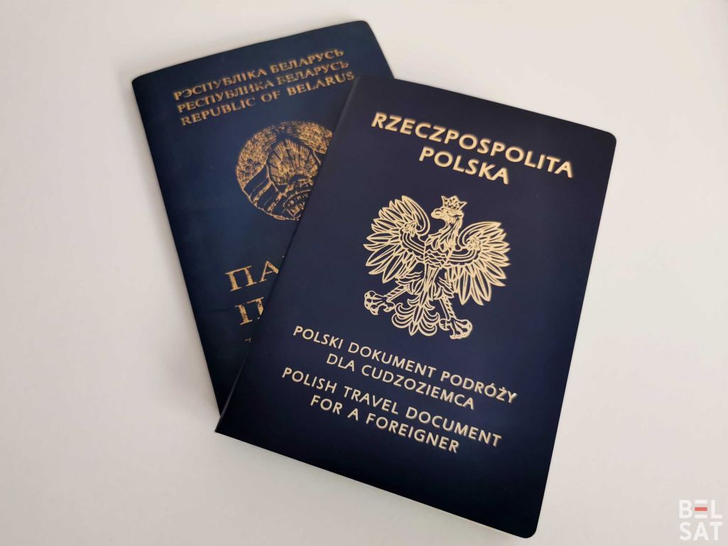 Беларускі пашпарт і польскі праязны дакумент для замежніка (Фота: Белсат)