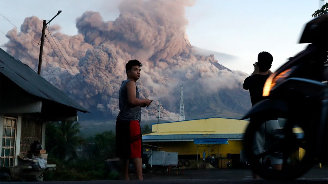 Do erupcji wulkanu Mayon dochodzi średnio raz na 10 lat (fot. PAP/EPA/FRANCIS R. MALASIG)