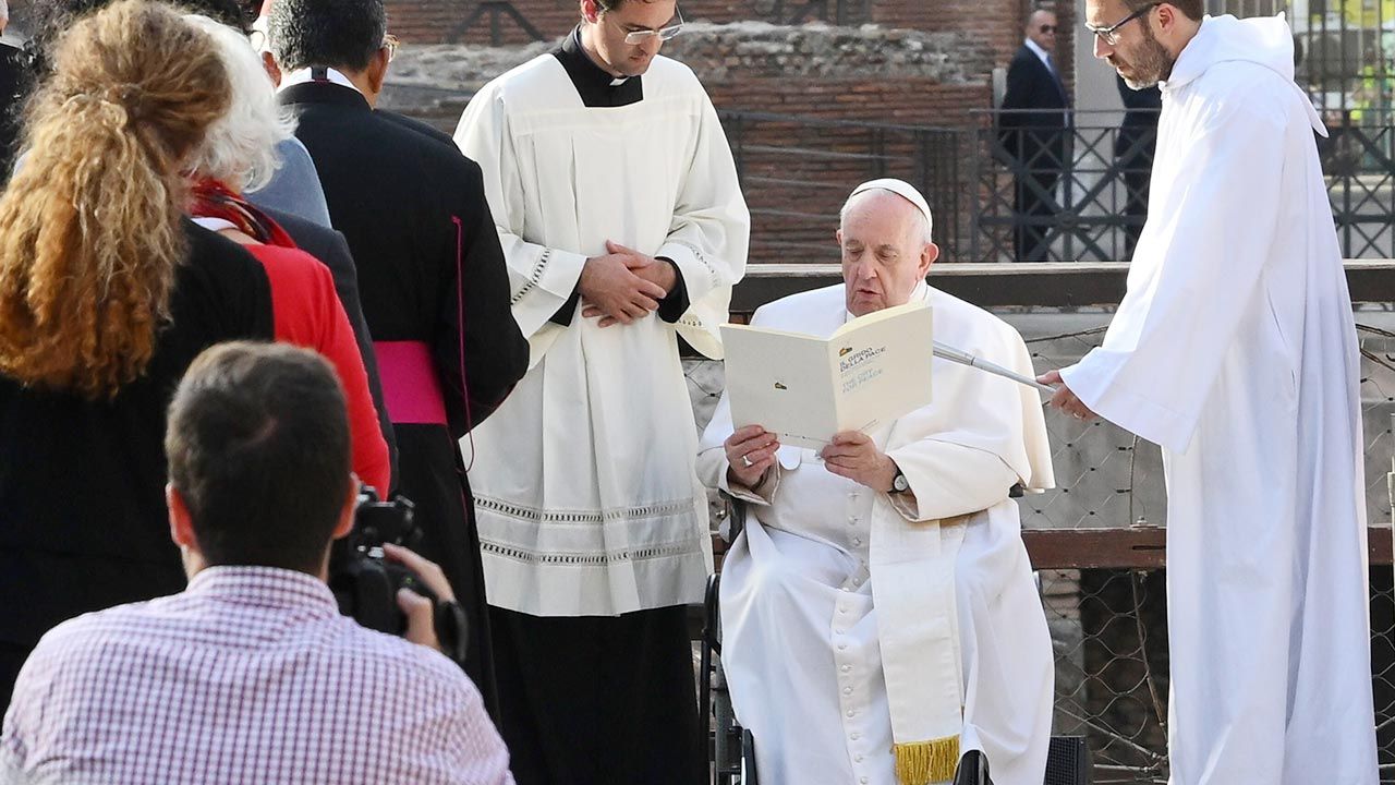 Papież Franciszek w Koloseum podczas spotkania „Wołanie o pokój” (fot. PAP/EPA/MAURIZIO BRAMBATTI)