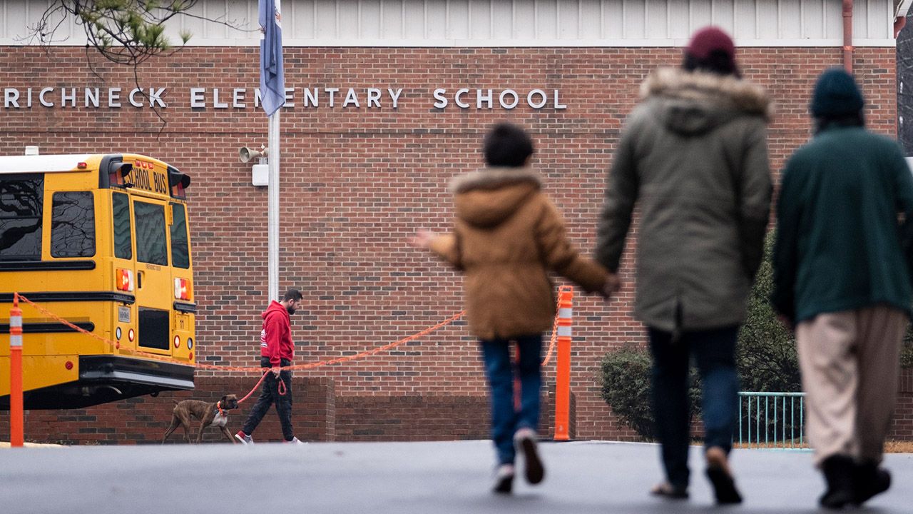 Estados Unidos de América.  Un niño de seis años le disparó a un maestro en la escuela.  Madre de niño con denuncias