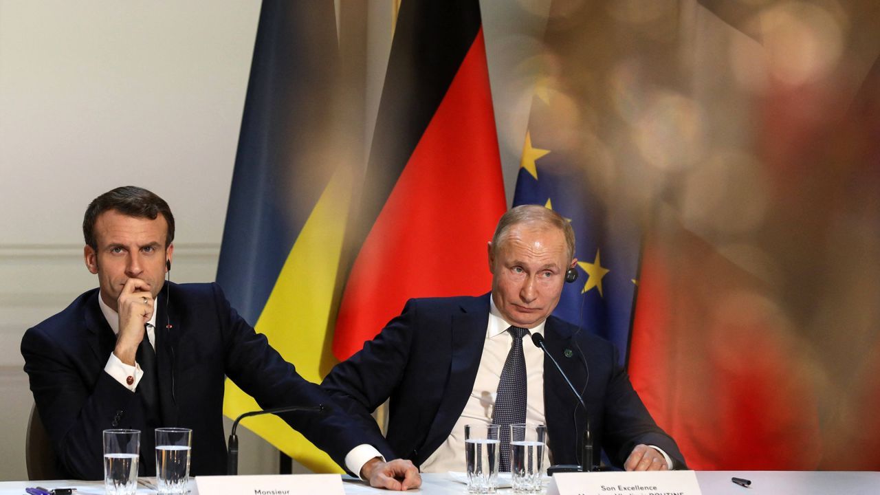 Emmanuel Macron i Władimir Putin (Stephane Lemouton/ ABACAPRESS.COM, PAP/Abaca)