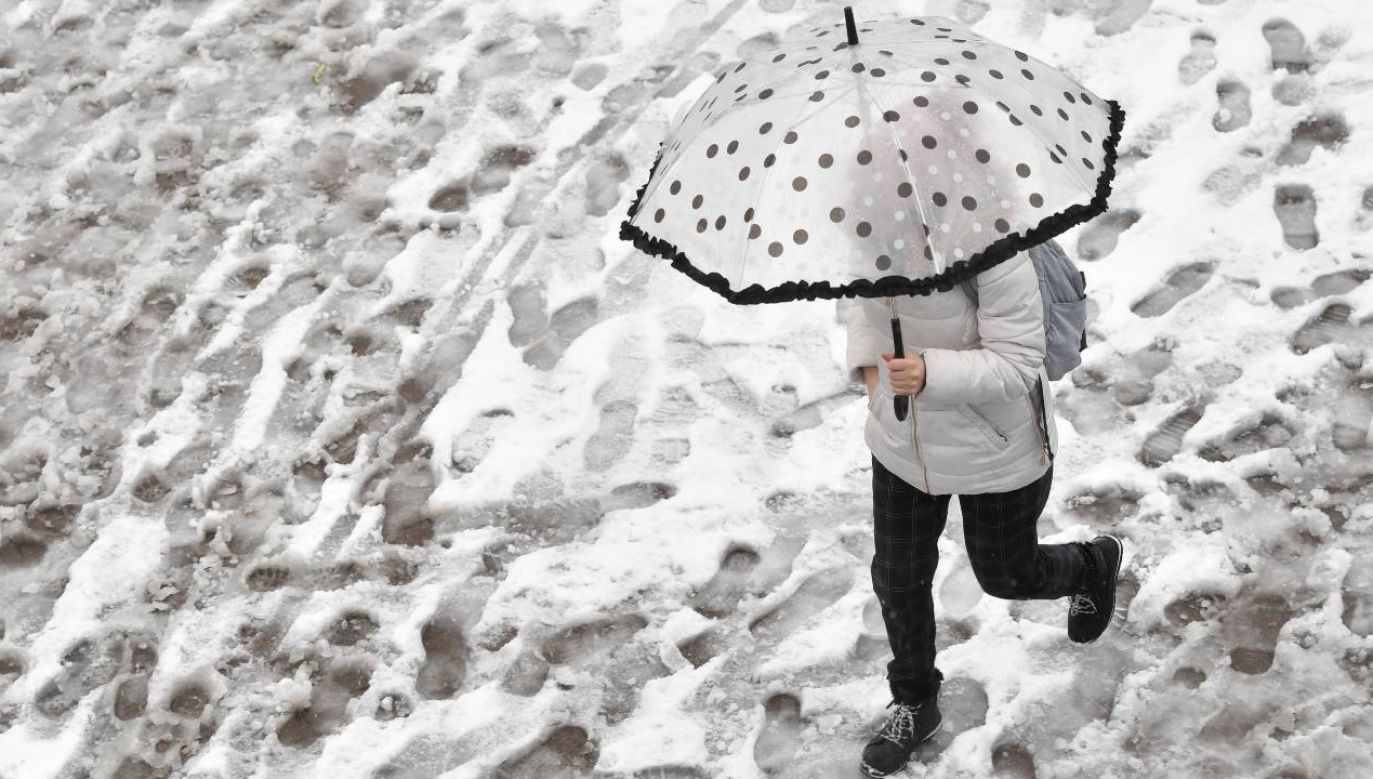 W całym kraju słabe opady deszczu, mżawki i lokalnie śniegu (fot. PAP/Radek Pietruszka)
