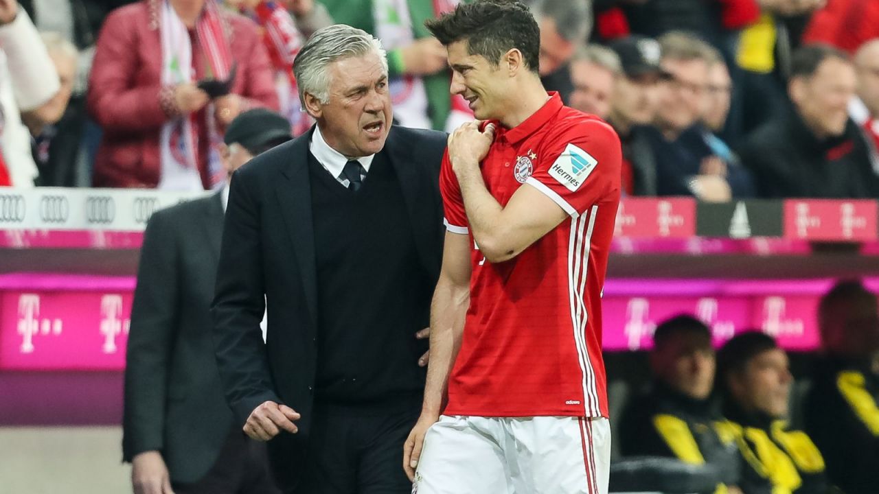Carlo Ancelotti i Robert Lewandowski (fot. Getty Images)