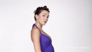 W masce i z brzuszyskiem...