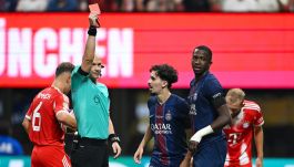 Anthony Taylor wykluczył z gry dwóch piłkarzy PSG. Jeden z nich, Wilian Pacho, brutalnie sfaulował Leona Goretzkę, a wcześniej brał udział w incydencie zakończonym kontuzją Jamala Musiali. (zdjęcie: Getty Images)