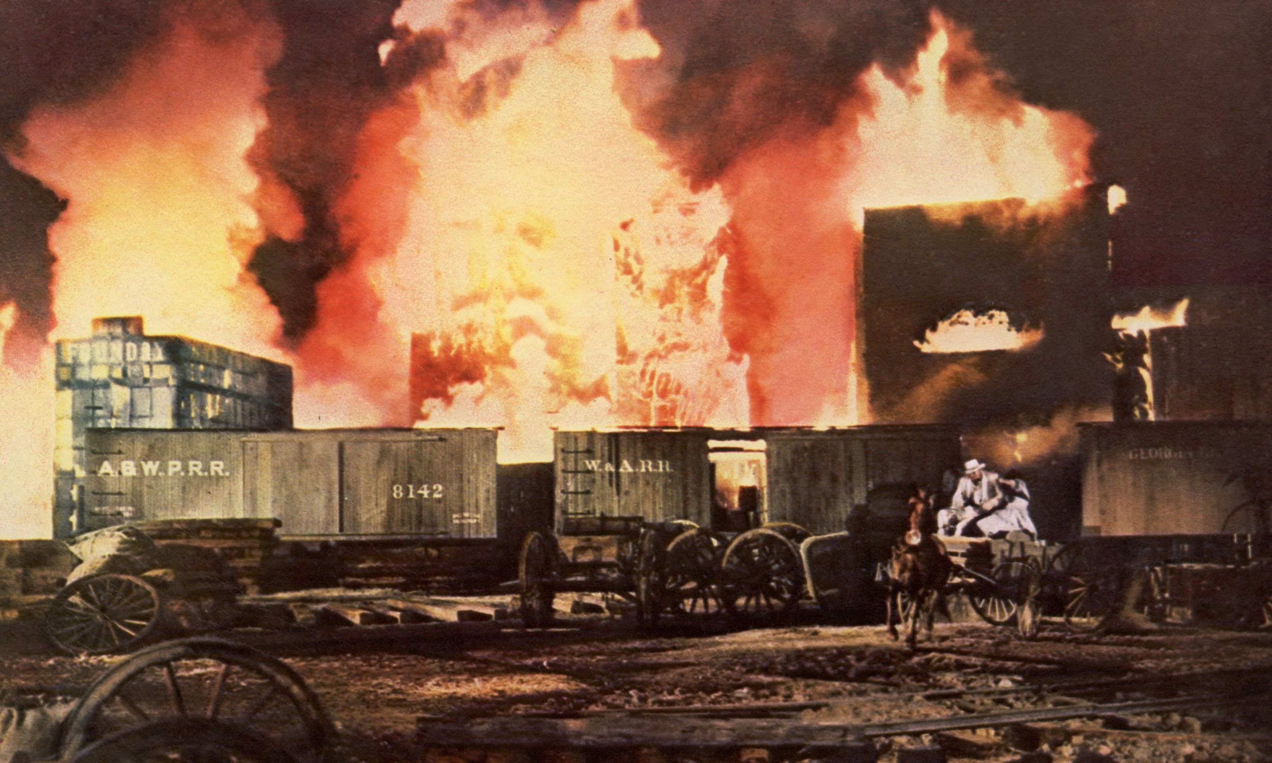 Fabuła filmu jest osadzona w czasach wojny secesyjnej. Zdjęcia do filmu rozpoczęto 10 grudnia 1938 roku sceną pożaru Atlanty, a ukończono 11 listopada 1939. Fot. MGM Studios/Archive Photos/Getty Images