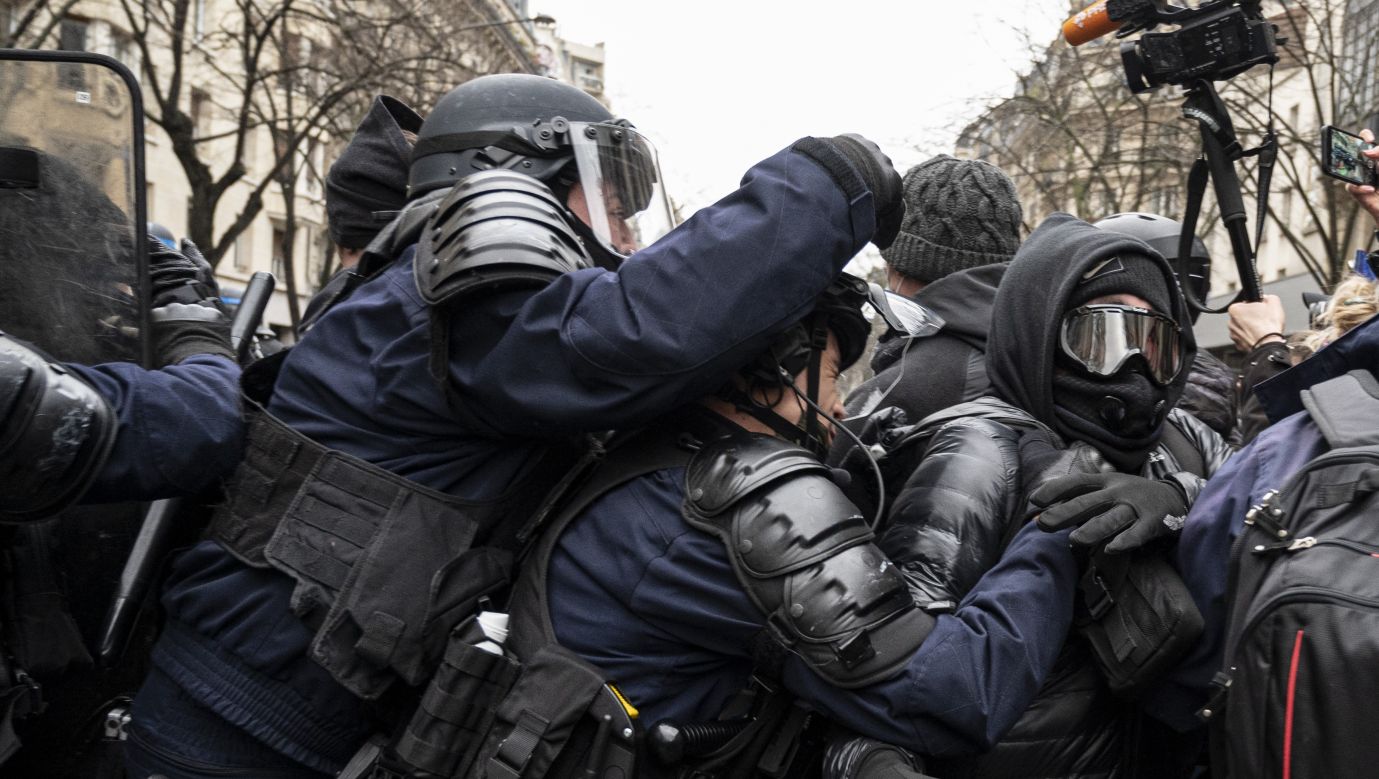 Starcie „żółtych kamizelek” z francuską policją podczas protestu przeciw ustawie o globalnym bezpieczeństwie, Paryż, 30 stycznia 2021 roku. Fot. Julien Mattia/Anadolu Agency via Getty Images
