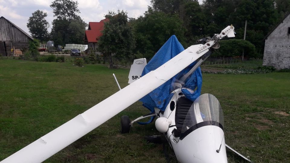 Wiatrakowiec spadł na dom i samochód. Pilot miał niespełna ...