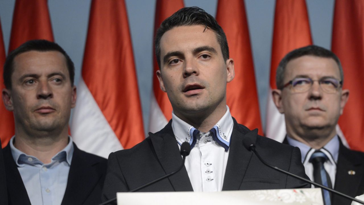 Gabor Vona (C), lider partii Jobbik (fot. PAP/EPA/Tamas Kovacs) Gabor Vona (C), lider partii Jobbik (fot. PAP/EPA/Tamas Kovacs)