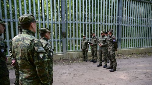 Польскія вайскоўцы падчас усталявання шыльды ў памяць Матэўша Сітэка. Фота: podlaski.strazgraniczna.pl