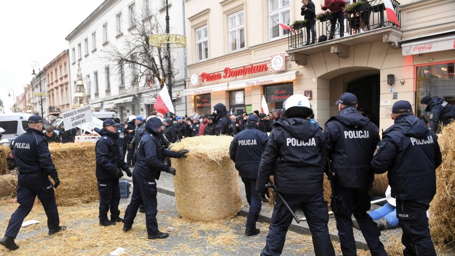 Policjanci siłą usunęli protestujących (fot. PAP/Radek Pietruszka)