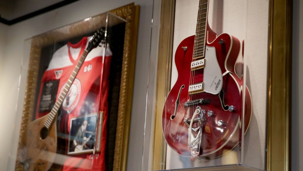 Gitara Gretsch, którą grał Joe Perry z Aerosmith stanowi eksponat Hard Rock Cafe w Bostonie. Fot. Timothy Tai/The Boston Globe/Getty Images