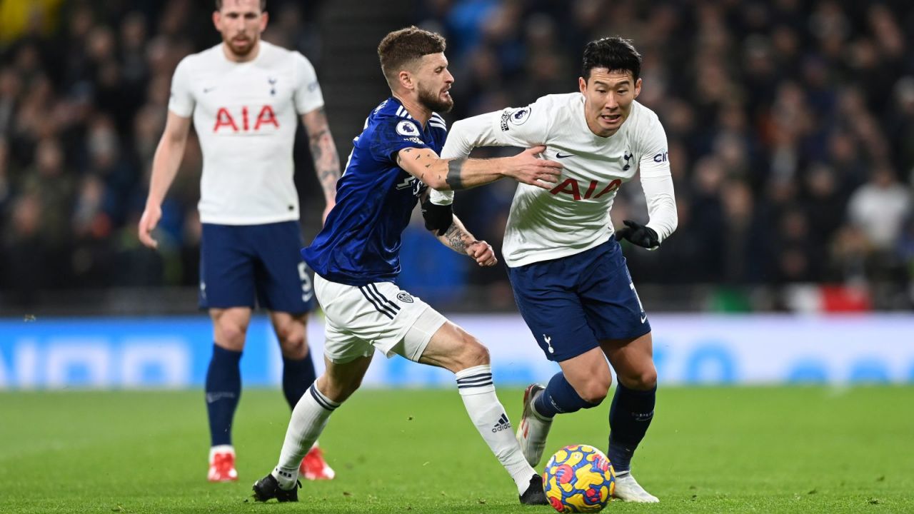 Mateusz Klich próbuje zatrzymać Heung-min Sona