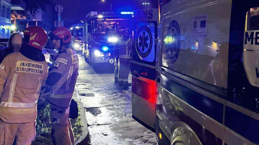 Pijany 18-latek, który chciał odzyskać telefon, wypadł z 8. piętra bloku w Warszawie (fot. Oliwia Szymańska/@PogRatunkoweWaw/X)