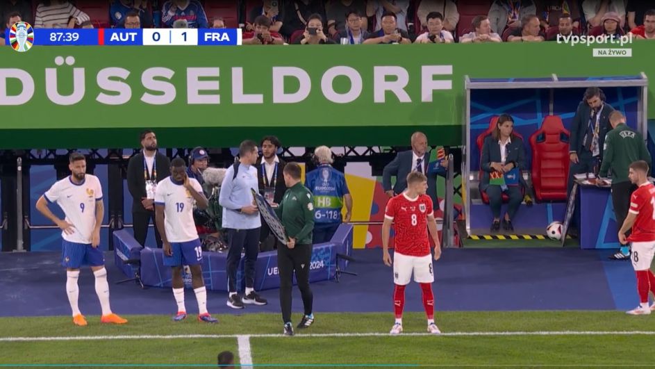 2. Sędzia techniczny patrzy na oficjela reprezentacji Francji, ale ten jest zajęty patrzeniem w kierunku ławki rezerwowych (fot. TVPSPORT.PL) 2. Sędzia techniczny patrzy na oficjela reprezentacji Francji, ale ten jest zajęty patrzeniem w kierunku ławki rezerwowych (fot. TVPSPORT.PL)