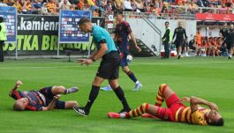 Sędzia Paweł Malec w meczu Jagielonii z Bruk-Betem Termalicą podjął decyzje bardzo kontrowersyjne, ale one były takie z powodu wytycznych ze strony Kolegium Sędziów PZPN. (zdjęcie: Artur Reszko/PAP)