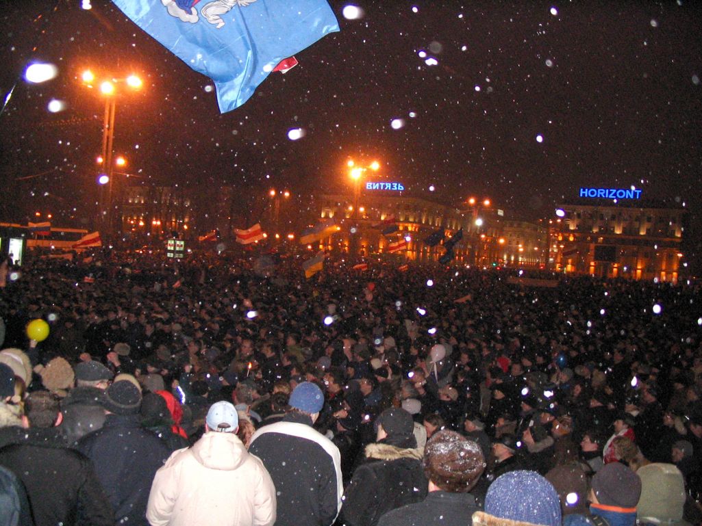 Мітынг апазіцыі на Кастрычніцкай плошчы. Менск, Беларусь. 19 сакавіка 2006 года. (Фота: Unomano / commons.wikimedia.org)