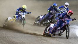 Oskar Paluch (kask czerwony) i Bartosz Zmarzlik (niebieski) z ebut.pl Stali Gorzów oraz Maciej Janowski (żółty) i Chris Holder (biały) z Apatora Toruń (fot. PAP/Lech Muszyński)