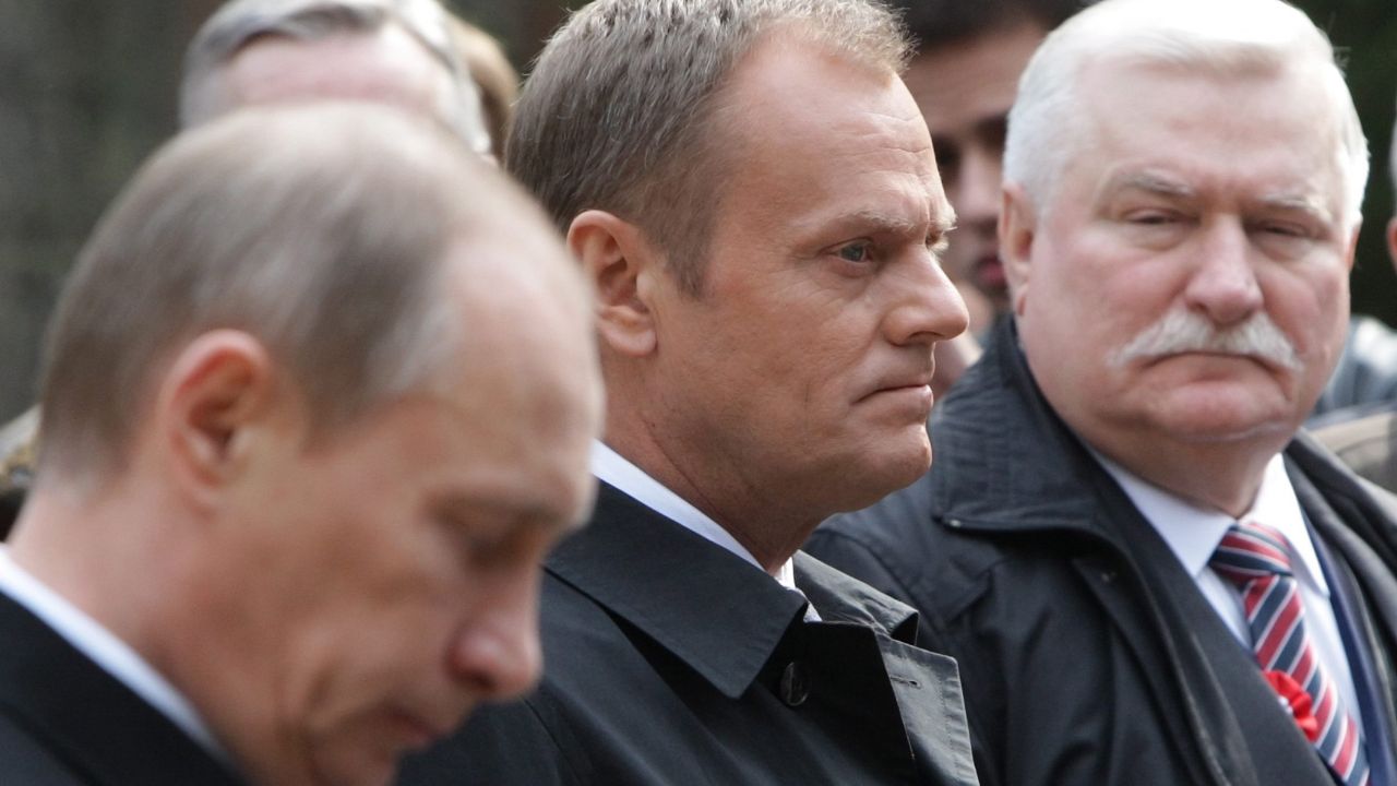Władimir Putin, Donald Tusk i Lech Wałęsa 7 kwietnia 2010 r. w Katyniu  (fot. arch. PAP/EPA  MAXIM SHIPENKOV)