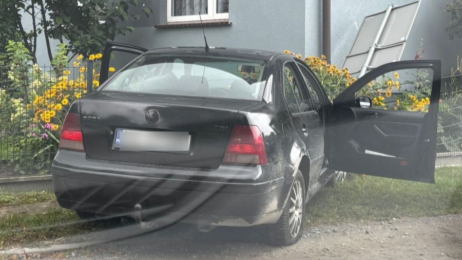 Jerzykowo, 22-letni Mołdawianin pijany i bez uprawnień wjechał w ogrodzenie (fot. KMP Poznań)