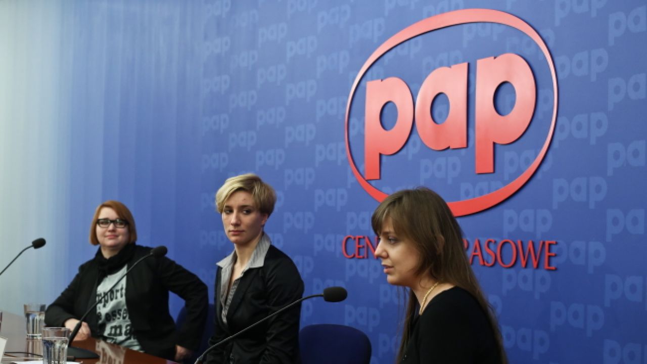 Od lewej: reżyser Kamila Michalak, dyrygent Lilianna Krych i scenograf Karolina Fandrejewska (fot. PAP/Rafał Guz) Od lewej: reżyser Kamila Michalak, dyrygent Lilianna Krych i scenograf Karolina Fandrejewska (fot. PAP/Rafał Guz)