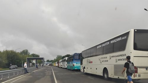 Чарга з аўтобусаў на мяжы