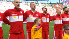 Kamil Glik i 11-letnia Natalia przed meczem z Walią (fot. TVP)